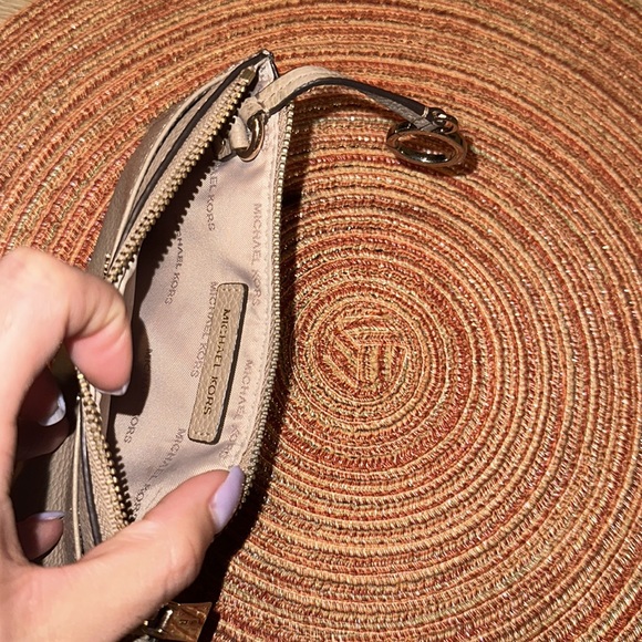 Michael Kors Wallet in beige tan color - Picture 4 of 4